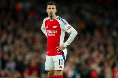 Arsenal 'den Gabriel Martinelli, UEFA Şampiyonlar Ligi çeyrek final maçı sırasında Emirates Stadyumu' nda Arsenal 'e karşı Real Madrid maçını izliyor.