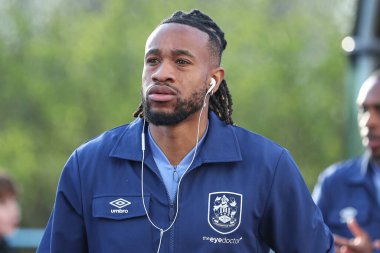 Huddersfield Town 'dan David Kasumu, 8 Nisan 2025' te Huddersfield, İngiltere 'deki John Smith Stadyumu' nda Huddersfield Town ile Wycombe Wanderers arasındaki Sky Bet 1 maçı öncesinde stadyuma geldi.