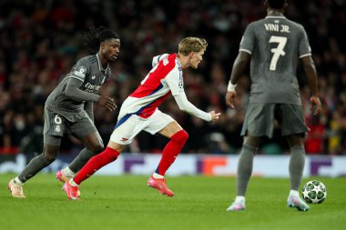 Arsenal 'den Martin Odegaard, Real Madrid' den Eduardo Camavinga tarafından 8 Nisan 2025 'te Emirates Stadyumu' nda oynanan UEFA Şampiyonlar Ligi çeyrek final maçında baskı altına alındı.
