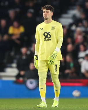 Burnley 'den James Trafford Sky Bet Şampiyonası' nda Derby County, Burnley 'e karşı 8 Nisan 2025' te Pride Park Stadyumu 'nda oynanan maçta.