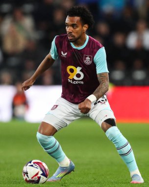 Burnley 'den Lucas Pires, 8 Nisan 2025' te İngiltere 'nin Derby şehrindeki Pride Park Stadyumu' nda oynanan Derby County-Burnley maçında maç yapıyor.