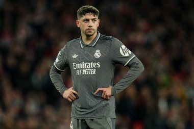 Real Madrid 'den Federico Valverde, UEFA Şampiyonlar Ligi çeyrek final maçı sırasında Emirates Stadyumu' nda Arsenal 'e karşı Real Madrid maçını izliyor.