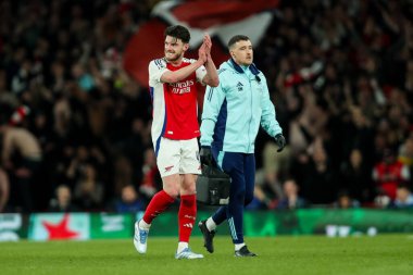 Arsenal 'den Declan Rice, UEFA Şampiyonlar Ligi çeyrek final maçında sakatlanan taraftarları, 8 Nisan 2025' te Emirates Stadyumu, Londra, İngiltere 'de oynanan Arsenal-Real Madrid maçında alkışlıyor.