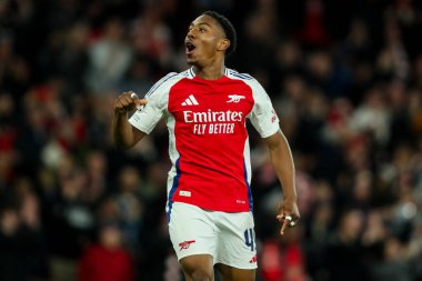 Arsenal 'den Myles Lewis-Skelly, UEFA Şampiyonlar Ligi çeyrek final maçı Arsenal' in Real Madrid 'e karşı Emirates Stadyumu, Londra, İngiltere' de 8 Nisan 2025 'de oynanan karşılaşmasının ardından takımların kazandığı galibiyet sonrasında taraftarlara teşekkür ediyor.