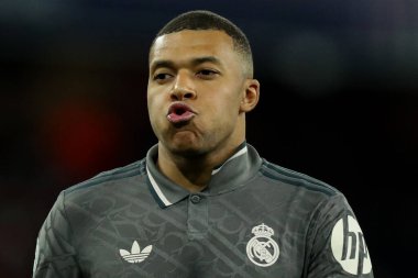 Real Madrid 'den Kylian Mbapp, UEFA Şampiyonlar Ligi çeyrek final maçı sırasında, 8 Nisan 2025' te Emirates Stadyumu 'nda Arsenal ve Real Madrid maçında tepki gösterdi.
