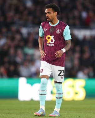 Burnley takımından Lucas Pires, 8 Nisan 2025 tarihinde İngiltere 'nin Derby şehrindeki Pride Park Stadyumu' nda oynanan Derby County - Burnley maçında