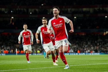 Arsenal 'den Declan Rice, UEFA Şampiyonlar Ligi çeyrek final maçı Arsenal' in Real Madrid 'e karşı Emirates Stadyumu, Londra, İngiltere' de 8 Nisan 2025 'te oynanan karşılaşma maçında 2-0' lık galibiyet golünü kutluyor.
