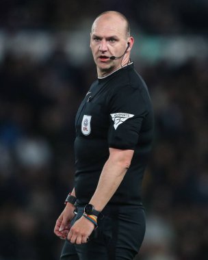 Hakem Robert Madley Sky Bet Şampiyonası maçında Derby County, Pride Park Stadyumu 'nda Burnley' e karşı, 8 Nisan 2025