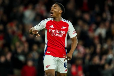 Arsenal 'den Myles Lewis-Skelly, UEFA Şampiyonlar Ligi çeyrek final maçı Arsenal' in Real Madrid 'e karşı Emirates Stadyumu, Londra, İngiltere' de 8 Nisan 2025 'de oynanan karşılaşmasının ardından takımların kazandığı galibiyet sonrasında taraftarlara teşekkür ediyor.