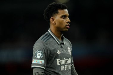 Real Madrid 'den Rodrygo, UEFA Şampiyonlar Ligi çeyrek final maçında Emirates Stadyumu' nda Arsenal 'e karşı Real Madrid maçını izliyor.