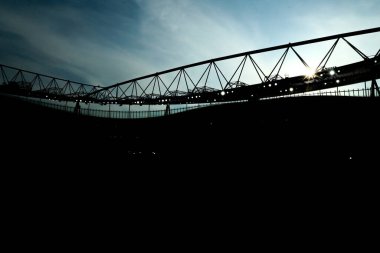 UEFA Şampiyonlar Ligi çeyrek final maçından önce Emirates Stadyumu 'nda güneş batıyor. Arsenal, Real Madrid' e karşı, 8 Nisan 2025 tarihinde, Londra, Emirates Stadyumu 'nda.