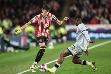 Sheffield United takımından Anel Ahmedhodi, Millwall 'dan Aidomo Emakhu' nun 8 Nisan 2025 'te Bramall Lane, Sheffield, Birleşik Krallık' ta oynanan Gökyüzü İddia Şampiyonası maçında attığı topa vuruyor.