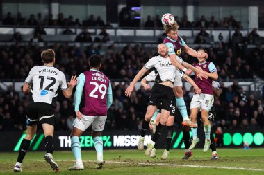 Burnley 'den Zian Flemming, 8 Nisan 2025' te İngiltere 'nin Pride Park Stadyumu' nda oynanan Derby County - Burnley maçında gol atma şansı yakaladı.