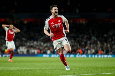 Arsenal 'den Declan Rice, UEFA Şampiyonlar Ligi çeyrek final maçı Arsenal' in Real Madrid 'e karşı Emirates Stadyumu, Londra, İngiltere' de 8 Nisan 2025 'te oynanan karşılaşma maçında 2-0' lık galibiyet golünü kutluyor.