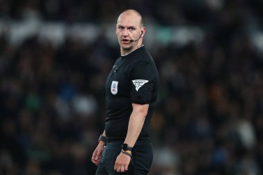 Hakem Robert Madley Sky Bet Şampiyonası maçında Derby County, Pride Park Stadyumu 'nda Burnley' e karşı, 8 Nisan 2025