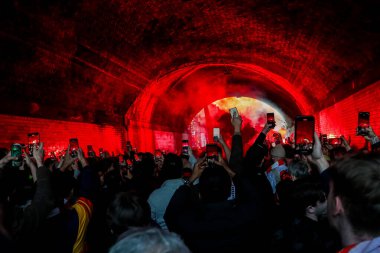 Arsenal taraftarları UEFA Şampiyonlar Ligi çeyrek final maçı öncesinde Emirates Stadyumu 'na yürüdüler. Arsenal, Real Madrid' e karşı Emirates Stadyumu 'nda, 8 Nisan 2025