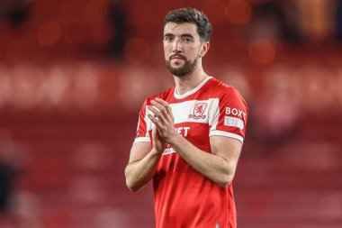 Middlesbrough 'dan Finn Azaz, 8 Nisan 2025' te Middlesbrough, İngiltere 'deki Riverside Stadyumu' nda oynanan Sky Bet Şampiyonası maçından sonra taraftarları alkışlıyor.