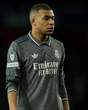 Real Madrid 'den Kylian Mbapp, UEFA Şampiyonlar Ligi çeyrek final maçı sırasında Emirates Stadyumu' nda Arsenal 'e karşı Real Madrid maçını izliyor.