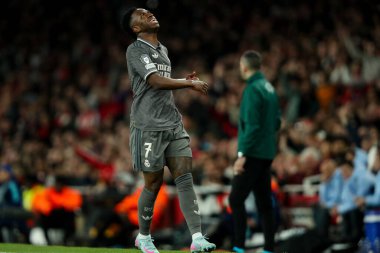 Real Madrid 'den Vincius Jnior, UEFA Şampiyonlar Ligi çeyrek final maçında, 8 Nisan 2025' te Emirates Stadyumu 'nda Arsenal ve Real Madrid maçında tepki gösterdi.