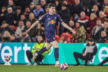 Leeds United takımından Sam Byram, 8 Nisan 2025 'te Riverside Stadyumu' nda Middlesbrough ile Leeds United arasındaki Sky Bet Şampiyonası maçında topu aldı.
