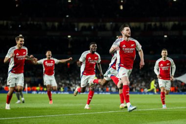 Arsenal 'den Declan Rice, UEFA Şampiyonlar Ligi çeyrek final maçı Arsenal' in Real Madrid 'e karşı Emirates Stadyumu, Londra, İngiltere' de 8 Nisan 2025 'te oynanan karşılaşma maçında 1-0' lık galibiyet golünü kutluyor.