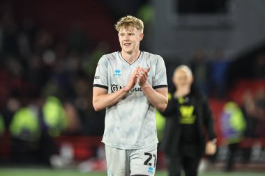 Millwall 'dan Josh Coburn, 8 Nisan 2025' te Bramall Lane, Sheffield, İngiltere 'de oynanan ve Sheffield United ile Millwall arasındaki Sky Bet Şampiyonası' ndaki son düdük sesinden sonra taraftarları alkışlıyor.