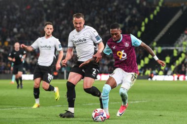 Burnley 'den Jaidon Anthony, Derby County' den Kane Wilson 'ı 8 Nisan 2025' te Pride Park Stadyumu 'nda oynanan Derby County - Burnley maçında durdurdu.