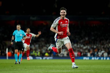 Arsenal 'den Declan Rice, UEFA Şampiyonlar Ligi çeyrek final maçı Arsenal' in Real Madrid 'e karşı Emirates Stadyumu, Londra, İngiltere' de 8 Nisan 2025 'te oynanan karşılaşma maçında 2-0' lık galibiyet golünü kutluyor.