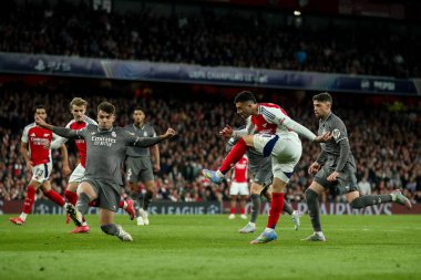 Arsenal 'den Gabriel Martinelli, UEFA Şampiyonlar Ligi çeyrek final maçında Arsenal' in Real Madrid 'e karşı Emirates Stadyumu' nda 8 Nisan 2025 'te çekimler yapıyor.