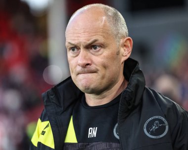 Millwall teknik direktörü Alex Neil, 8 Nisan 2025 'te Bramall Lane, Sheffield, İngiltere' de Sheffield United ile Millwall arasındaki Sky Bet Şampiyonası maçına bakıyor.