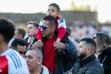 Arsenal taraftarları UEFA Şampiyonlar Ligi çeyrek final maçı öncesinde Emirates Stadyumu 'na geldiler. Arsenal, Real Madrid' e karşı Emirates Stadyumu, Londra, Birleşik Krallık, 8 Nisan 2025