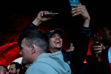 Arsenal taraftarları UEFA Şampiyonlar Ligi çeyrek final maçı öncesinde Emirates Stadyumu 'na yürüdüler. Arsenal, Real Madrid' e karşı Emirates Stadyumu 'nda, 8 Nisan 2025