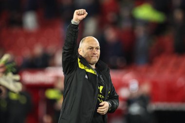 Millwall teknik direktörü Alex Neil, 8 Nisan 2025 'te Bramall Lane, Sheffield, İngiltere' de oynanan Sky Bet Şampiyonası maçında gezici taraftarlarla 0-1 'lik galibiyetini kutluyor.