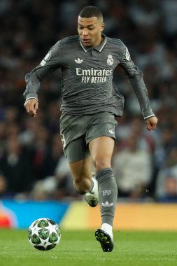 Real Madrid 'den Kylian Mbapp, UEFA Şampiyonlar Ligi çeyrek final maçı Arsenal' in Real Madrid 'e karşı Emirates Stadyumu, Londra, Birleşik Krallık' ta 8 Nisan 2025 'de oynanan karşılaşmasında topu kırdı.