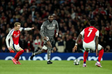 Real Madrid 'den Antonio Rdiger, UEFA Şampiyonlar Ligi çeyrek final maçında topla koşuyor. Arsenal, Real Madrid' e karşı Emirates Stadyumu, Londra, Birleşik Krallık, 8 Nisan 2025