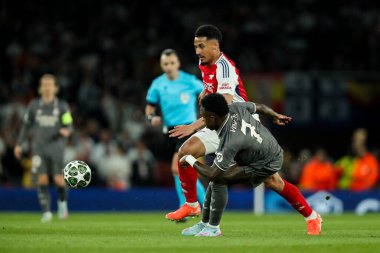 Arsenal 'den William Sthe top için Real Madrid' den Vincius Jnior ile UEFA Şampiyonlar Ligi çeyrek final maçı sırasında Emirates Stadyumu, Londra, Birleşik Krallık, 8 Nisan 2025 'de Arsenal' e karşı Real Madrid 'de mücadele eder.