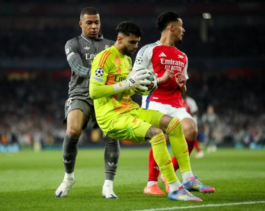 Arsenal 'den David Raya, UEFA Şampiyonlar Ligi çeyrek final maçında Arsenal' in Real Madrid 'e karşı Emirates Stadyumu, Londra, Birleşik Krallık' ta 8 Nisan 2025 'de yaptığı maçta kurtarış yaptı.