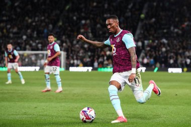 Burnley 'den Jaidon Anthony, 8 Nisan 2025' te İngiltere 'deki Pride Park Stadyumu' nda oynanan Derby County - Burnley maçında maç yapıyor.