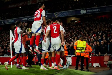 Arsenal 'den Declan Rice, UEFA Şampiyonlar Ligi çeyrek final karşılaşmasında takım arkadaşları ile birlikte 8 Nisan 2025' te Emirates Stadyumu, Londra 'da oynanan Real Madrid maçında golünü kutluyor.