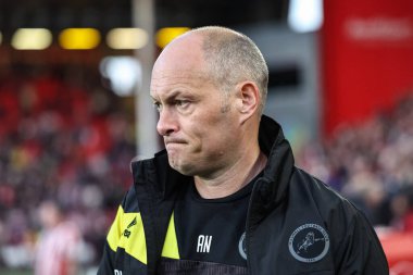 Millwall teknik direktörü Alex Neil, 8 Nisan 2025 'te Bramall Lane, Sheffield, İngiltere' de Sheffield United ile Millwall arasındaki Sky Bet Şampiyonası maçına bakıyor.