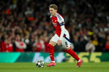 Arsenal 'den Martin Odegaard, UEFA Şampiyonlar Ligi çeyrek final maçında topla koşuyor. Arsenal, Real Madrid' e karşı Emirates Stadyumu, Londra, Birleşik Krallık, 8 Nisan 2025