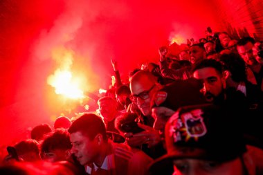 Arsenal taraftarları UEFA Şampiyonlar Ligi çeyrek final maçı öncesinde Emirates Stadyumu 'na yürüdüler. Arsenal, Real Madrid' e karşı Emirates Stadyumu 'nda, 8 Nisan 2025