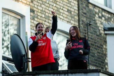 Arsenal taraftarları, UEFA Şampiyonlar Ligi çeyrek final maçı öncesinde Londra, Birleşik Krallık 'taki Emirates Stadyumu' nda düzenlenen Arsenal - Real Madrid maçı öncesinde Emirates Stadyumu 'na yürüyüşün keyfini çıkarıyorlar.