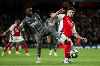 Real Madrid 'den Eduardo Camavinga, UEFA Şampiyonlar Ligi çeyrek final maçında Arsenal' e karşı Real Madrid, Londra, Birleşik Krallık 'ta 8 Nisan 2025' de oynanan Emirates Stadyumu 'nda Arsenal Rice of Arsenal ile top mücadelesi veriyor.