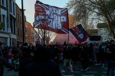 Arsenal taraftarları UEFA Şampiyonlar Ligi çeyrek final maçı öncesinde Emirates Stadyumu 'na yürüdüler. Arsenal, Real Madrid' e karşı Emirates Stadyumu 'nda, 8 Nisan 2025