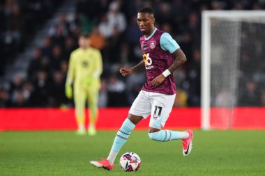 Burnley 'den Jaidon Anthony, 8 Nisan 2025' te İngiltere 'deki Pride Park Stadyumu' nda oynanan Derby County - Burnley maçında maç yapıyor.