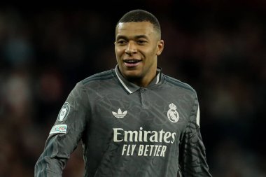 Real Madrid 'den Kylian Mbapp, UEFA Şampiyonlar Ligi çeyrek final maçı sırasında, 8 Nisan 2025' te Emirates Stadyumu 'nda Arsenal ve Real Madrid maçında tepki gösterdi.