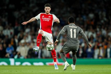 Arsenal 'den Declan Rice, UEFA Şampiyonlar Ligi çeyrek final maçında topu kontrol ediyor. Arsenal, Real Madrid' e karşı Emirates Stadyumu, Londra, Birleşik Krallık, 8 Nisan 2025