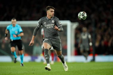 Real Madrid 'den Ral Asencio, UEFA Şampiyonlar Ligi çeyrek final maçında topla koşuyor. Arsenal, Real Madrid' e karşı Emirates Stadyumu, Londra, Birleşik Krallık, 8 Nisan 2025