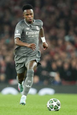 Real Madrid 'den Vincius Jnior, UEFA Şampiyonlar Ligi çeyrek final maçı Arsenal' in Real Madrid 'e karşı Emirates Stadyumu, Londra, İngiltere' de 8 Nisan 2025 'de oynanan karşılaşmasında topu bırakıyor.